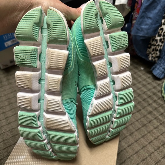 COPY - Womens on cloud 5 Size 7 - Picture 3 of 5